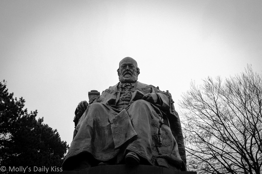 Robert Gascoyne-Cecil statue - Hatfield House