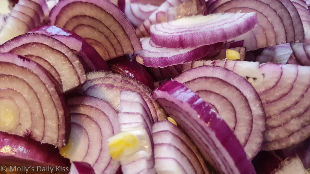 red onion slices